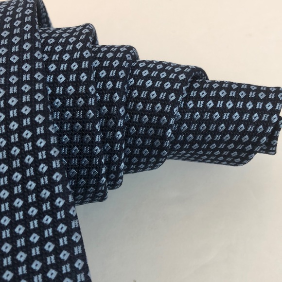 Kailong Hand made Silk Tie DK Blue Lt Blue Pattern - Picture 3 of 5